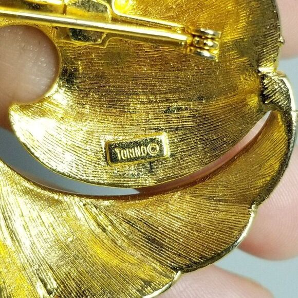 Vintage Torino White Enamel and Gold Tone Spiral Shell Shape Brooch, Lapel Pin - Picture 4 of 7